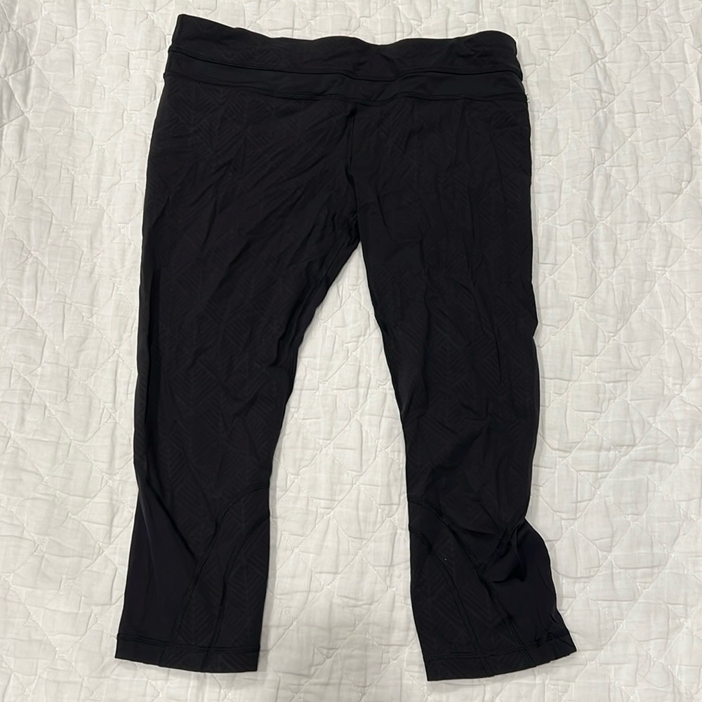 Lululemon black patterned crop legging with mesh detail